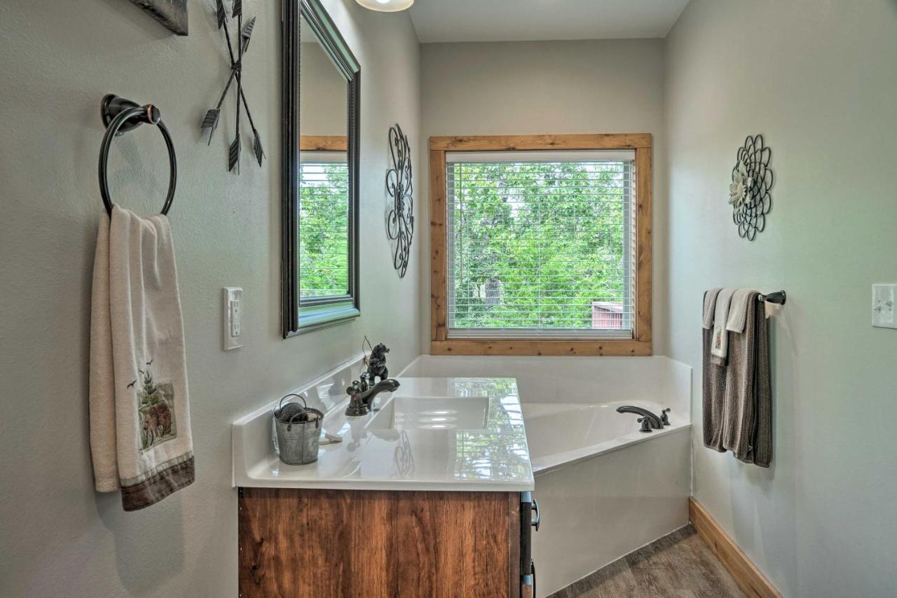 Branson West Cabin With Pool Access And Golfing Εξωτερικό φωτογραφία